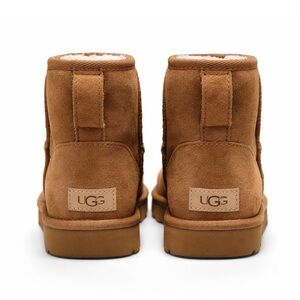 NEW IN BOX UGG Classic Mini II
Boots Chestnut Suede Women's
Size 8